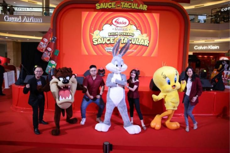 Ki-ka: Danny Ang, Ken & Grat, dan Gloria Mariawaty berfoto bersama karakter Tasmanian, Bugs Bunny, dan Tweety. Foto: Ist