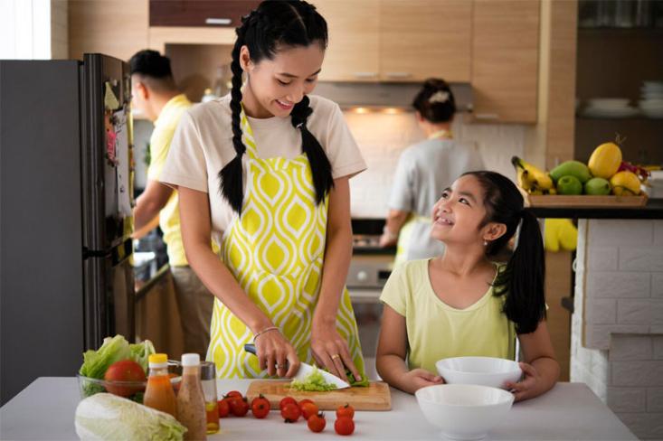 Ilustrasi Ibu dan anak memasak bersama di rumah (Foto: Ist)