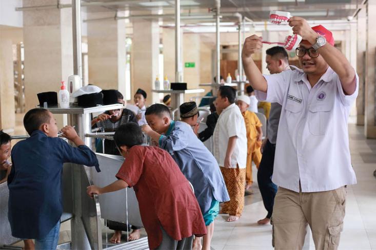 Edukasi kebiasaaan menyikat gigi dua kali sehari di lingkungan masjid (Foto: Dok. Pepsodent)