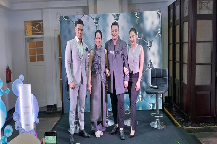 Ki-ka: MC, Teresia Agustino (Brand Representative & Public Relations Duvaderm), Hans Danials (Lifestyle Influencer sekaligus Collaborator A Glow), dan Harumi Sudrajat (Beauty Influencer sekaligus Pendiri Sobat Konglo). Foto: Novi