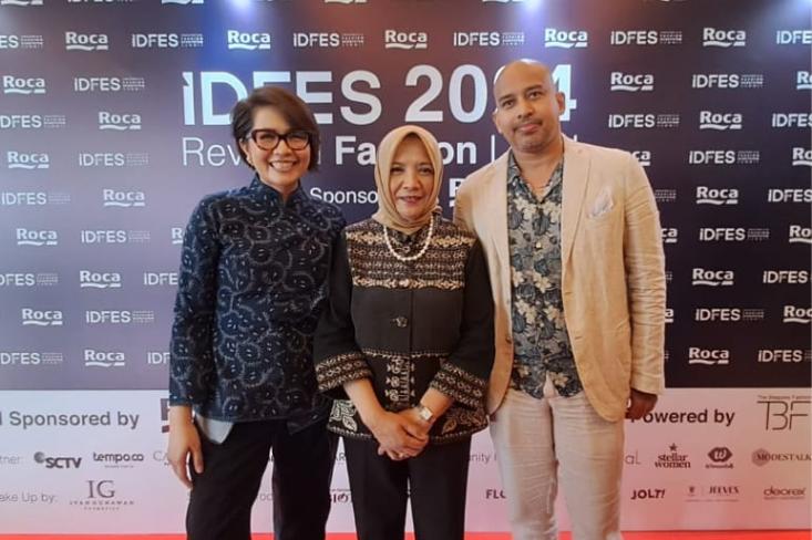 Ki-ka: Melinda Babyanna (Founder & CEO TBF Consultant sekaligus Initiator IDFES 2024), Siti Azizah (Deputi Bidang Kewirausahaan Kementerian Koperasi dan UKM), dan Fauzan Romdhon (Head of Marketing Roca Indonesia). Foto: Novi