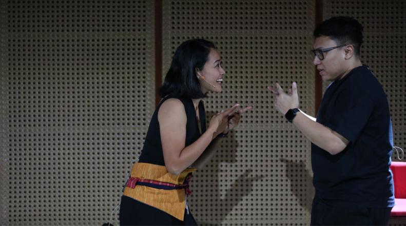 Putri Ayudya dan Randhy Prasetya bermain apik dalam pertunjukan Monolog Dialog Bertajuk “Ngerjain PR” di auditorium Galeri Indonesia Kaya, Sabtu, 3 Februari 2024 (Foto: Ist)