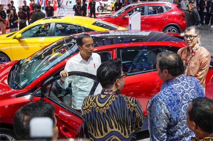 Hari pertama IIMS 2024, Kamis, 15 Februari 2024, kunjungan Presiden Joko Widodo ke booth MG menjadi sorotan utama. Foto: Ist