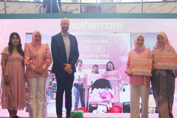 Para dewan juri yang terdiri dari perwakilan Kanmo Group dan selebriti Aurel Hermansyah beserta keempat peserta dalam ajang Mothercare Shopping Race 2024 (Foto: Efa)