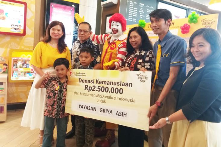  Penyerahan secara simbolis dana kemanusiaan atas nama pelanggan McDonald’s Indonesia kepada Yayasan Griya Asih bertepatan pada penyelenggaraan National Breakfast Day yang ke-12 (Foto: Efa) 
