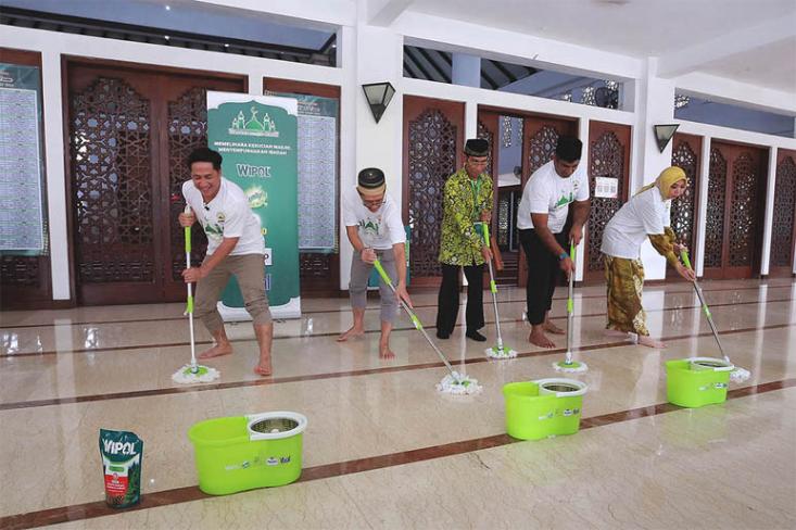 Masjid Akbar Kemayoran menjadi saksi antusiasme luar biasa dalam Gerakan Masjid Bersih 2024 yang diselenggarakan Unilever Indonesia dan Dewan Masjid Indonesia. Foto: Ist.