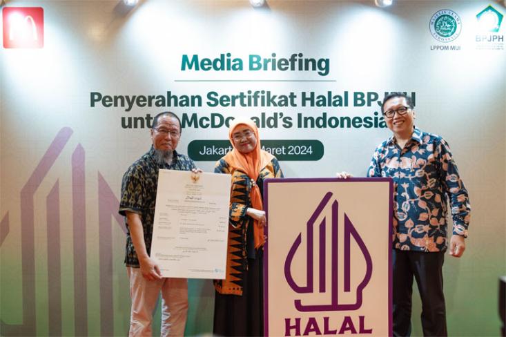Penyerahan sertifikat halal sepanjang masa dari BPJPH untuk McDonald’s Indonesia di Jakarta, Kamis, 14 Maret 2024 (Foto: Ist) 