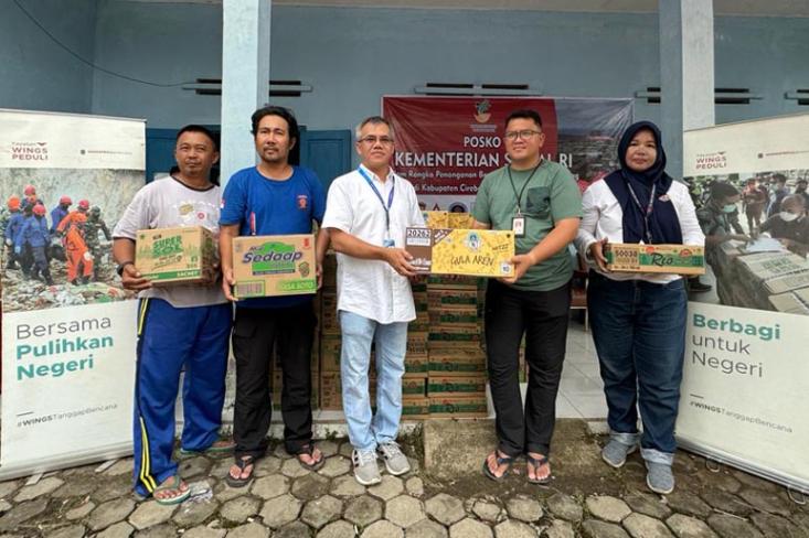 Pemberian donasi sejumlah bantuan kepada korban banjir Cirebon (Foto: dok. Yayasan Wings Peduli)