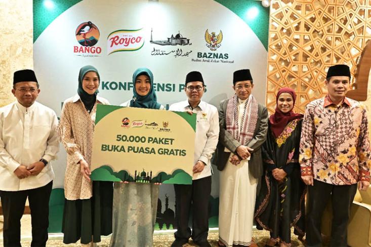 Penyerahan simbolis 50.000 paket buka puasa gratis ke 24 kota oleh Unilever Indonesia melalui Royco dan Bango yang disalurkan melalui BAZNAS pada Jumat (15/3/24) di Masjid Istiqlal, Jakarta