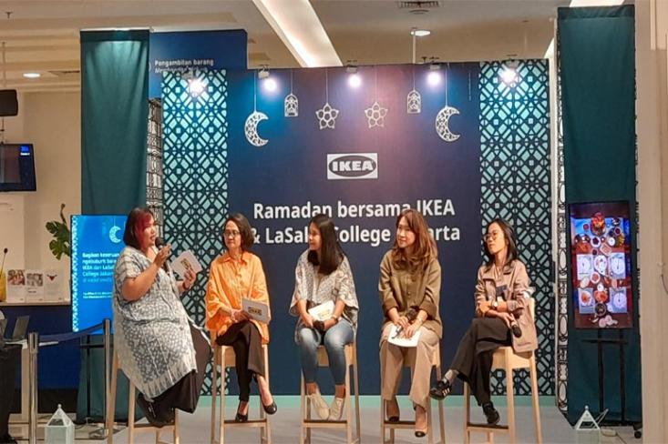 Ki-ka: Rima (MC), Ririn Basuki (Communications & PR Manager IKEA Indonesia), Windy Cornelia (Sales Lead), Eresabeat Julia (Communications & Interior Design Manager), dan Shuliya Ratanavara (National Marketing Manager LaSalle College Indonesia)