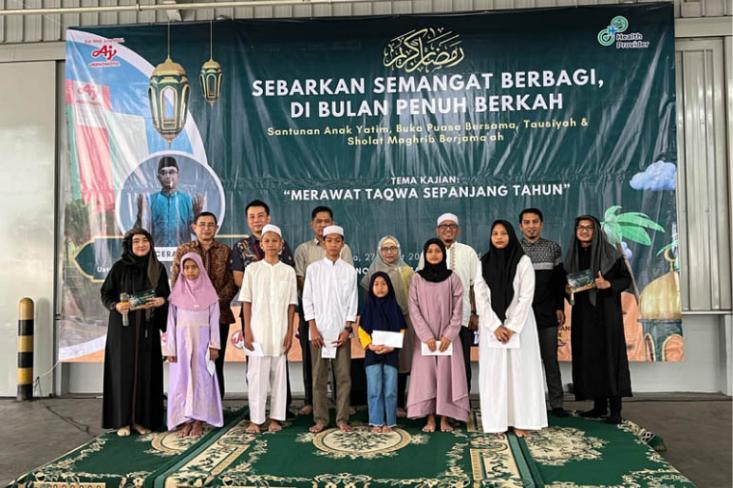 Grup Ajinomoto Indonesia menunjukkan kepedulian terhadap anak-anak yatim di bulan Ramadan dengan memberikan santunan dan ajak buka puasa bersama. Foto: Ist
