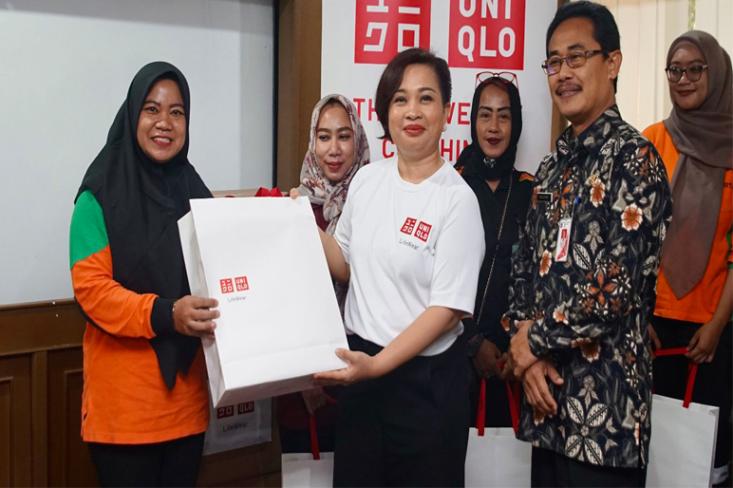 Irma Yunita, Director of Corporate Affairs PT Fast Retailing Indonesia bersama Sardjoko, Wakil Kepala Dinas Lingkungan Hidup Provinsi Jakarta dan perwakilan dari petugas kebersihan perempuan 