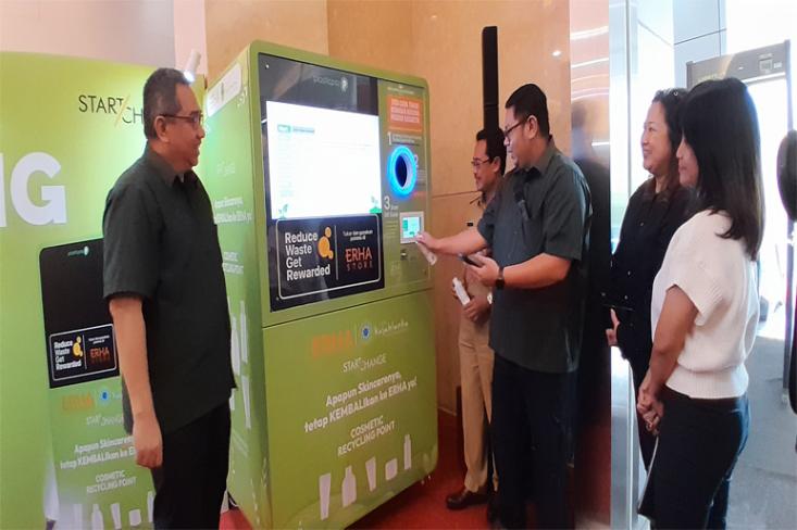 Cosmetic Reverse Vending Machine, untuk membantu pengurangan sampah plastik kemasan, khususnya sampah kemasan kosmetik di Indonesia. Foto: Novi