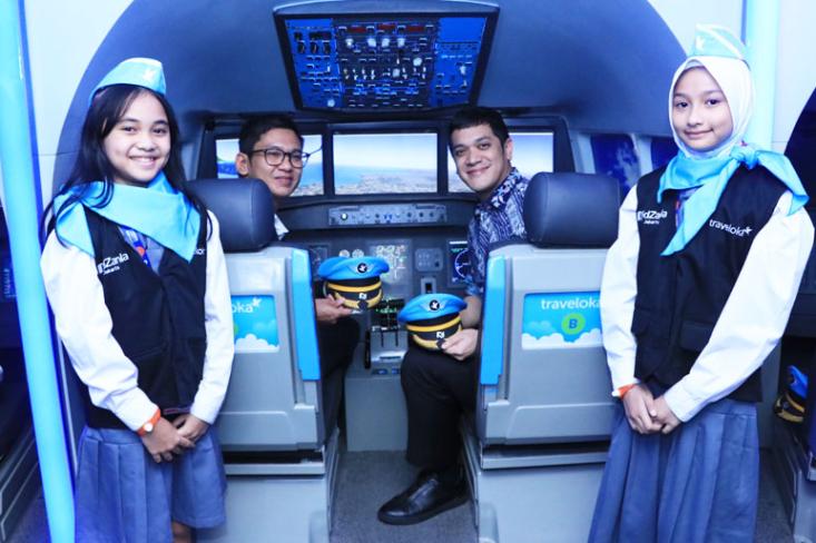 CEO of Transport Traveloka, Iko Putera (no.2 dari kiri) dan Presdir KidZania Jakarta, Kerry Riza sedang mencoba wahana baru Traveloka Flight Academy, Rabu, 24/4/24 (Foto: Istimewa)