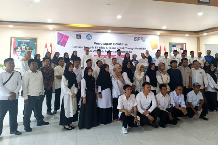 EF Kids & Teens Indonesia menggelar acara Penutupan Pelatihan Bahasa Inggris untuk Guru Tingkat SD dan SMP di Gedung PGRI Kabupaten Lombok Tengah