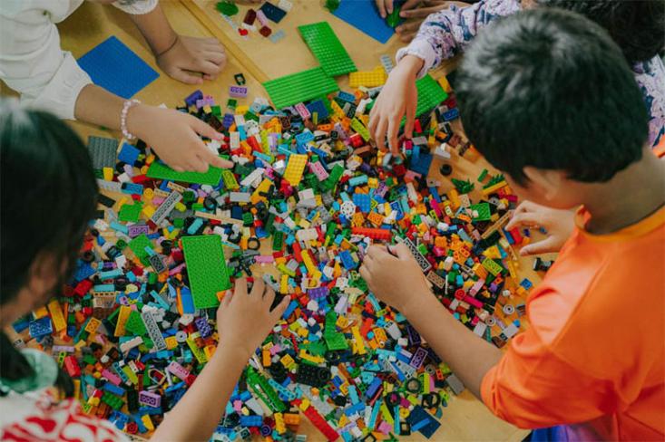 Melalui workshop bertajuk Learning through Play, SOS Children's Villages Indonesia dan The LEGO Group mengajak anak-anak menjelajahi dunia belajar melalui bermain (Foto: Ist)