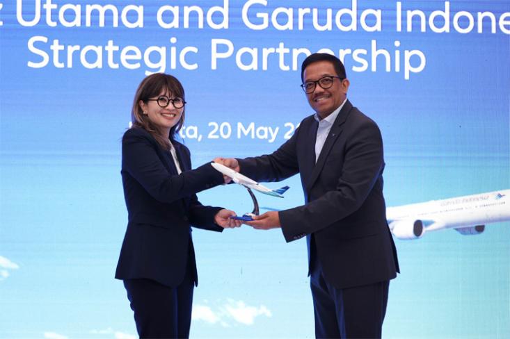 Mariani Solihah, Direktur & Chief Distribution Officer Allianz Utama Indonesia dan Ade R. Susardi, Direktur Layanan & Niaga Garuda Indonesia saat resmikan keberlanjutan kerja sama