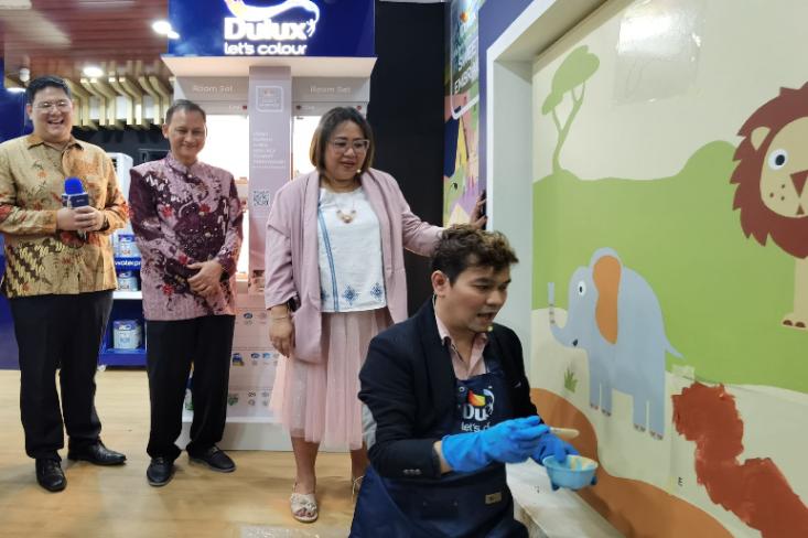 Indra Bekti mengaplikasikan cat pada acara peresmian Dulux Experience Store, disaksikan oleh Donny Haryanto pemilik toko cat Sumber Mas Taman Palem; Yudhy Aryanto dan Niluh Putu Ayu Setiawati, perwakilan PT ICI Paints Indonesia (Foto: Ist)