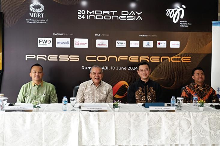 (ki-ka) Anwar Aonillah (MDRT Indonesia Country Chair 2023-2024), Togar Pasaribu (Direktur Eksekutif AAJI), Rudy Setiawan (Committee Chair of MDRT Day Indonesia 2024), Billy Tegar Pradipta (Vice Committee Chair of MDRT Day Indonesia 2024) Foto: Efa