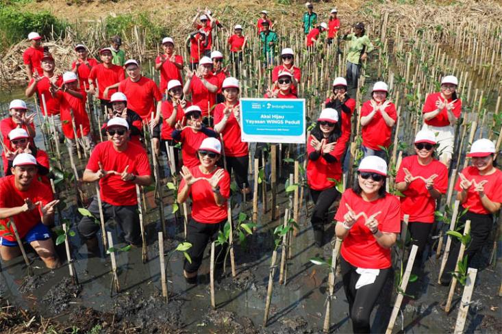 Yayasan WINGS Peduli mengajak karyawan WINGS Group menanam ratusan pohon Mangrove di kawasan Ekowisata Mangrove Pantai Indah Kapuk dalam program Aksi Hijau #WINGSPeduliLingkungan (Foto: Ist)
