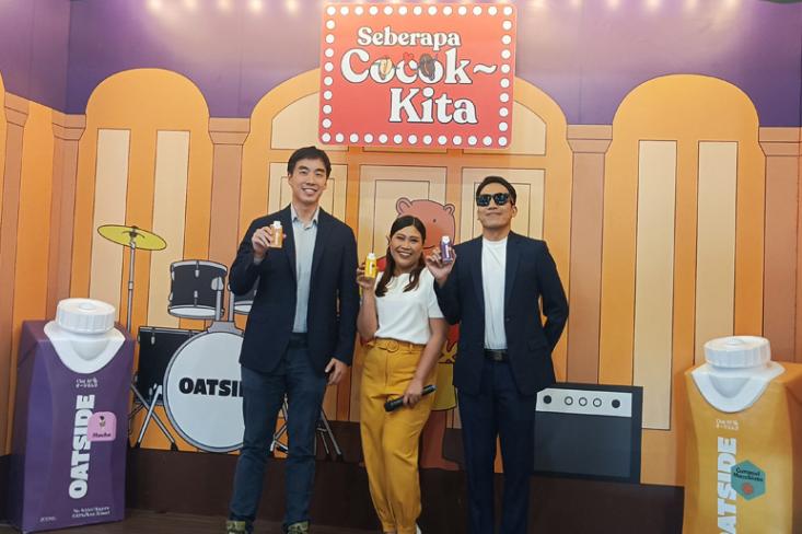 (ki-ka) Benedict Lim, Founder dan CEO OATSIDE, Boiyen dan Desta dalam acara peluncuran OATSIDE Coffee Series terbaru di PRJ, JIEXPO Kemayoran, Kamis, 13 Juni 2024 (Foto: Efa)