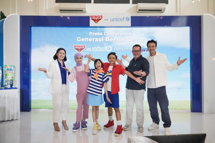 (ki-ka) Joanna Elizabeth Samuel (Marketing Manager SoKlin), Tiga Bestie (Novi, Hepi, Soni), Muhammad Zainal (WASH Specialist UNICEF Indonesia), Dion Wiyoko (Public Figure) pada peluncuran kampanye Generasi Bersih Sehat di Jakarta (Foto: Efa)