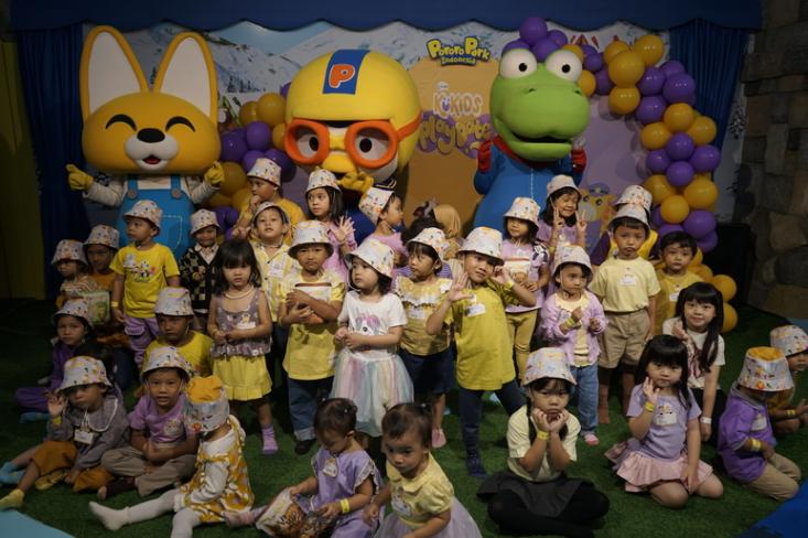 Sambil bermain di Pororo Park Indonesia, Ina Cookies kenalkan camilan sehat pada anak-anak (Foto : Ist)