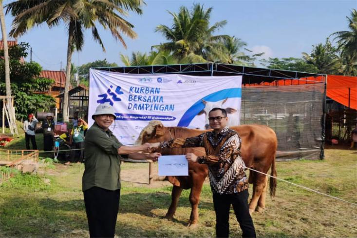 Semangat berbagi di Hari Raya Idul Adha 1445 H di tahun ini, Danone Indonesia kembali menyumbangkan dan membagikan hewan kurban kepada masyarakat. Foto: Ist