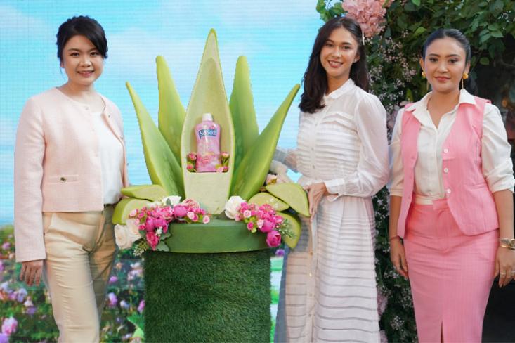 (ki-ka) Anastasia Pamela, Marketing Manager Fabric Care Category WINGS Group Indonesia, Nana Mirdad - Artis dan dr. Tary Mantra, Sp.DVE, selaku Dermatologist dalam acara peluncuran detergen SoSoft 2in1 plus softener aloe vera (Foto: dok.SoSoft)