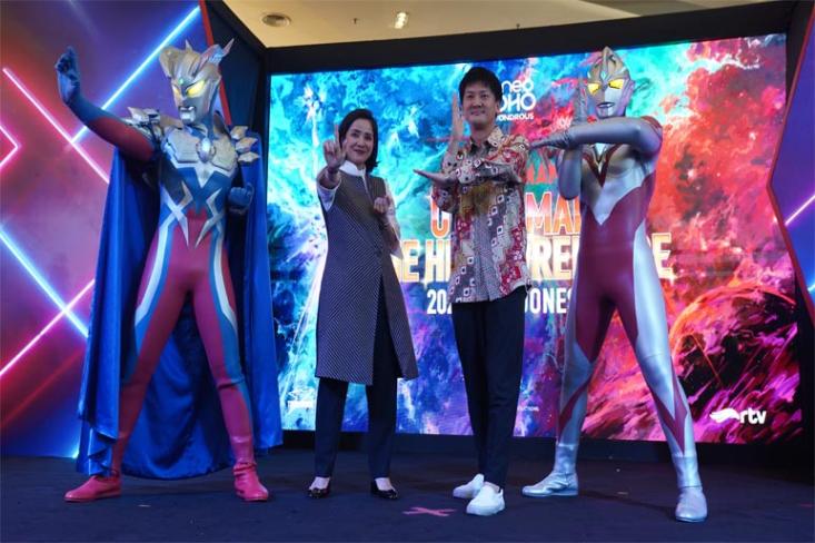 Ki-ka: Ultraman Zero, Silviyanti Dwi Aryati-Asst. Marcomm & Relations GM of Central Park & Neo Soho, Takeshi Hashimoto-General Manager International Business Development of Tsuburaya Productions, dan Ultraman Arc. Foto: Ist