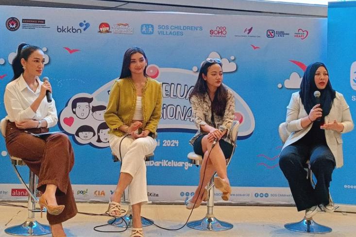 (ki-ka) Host, Adinda Cresheilla (Putri Indonesia Pariwisata 2022), Iatri Mahaga Sari (Mental Health and Psychosocial Support SOS Children’s Villages International) dan Mega Anissa (Pelatih Pendidikan, Keluarga Kita) Foto: Efa