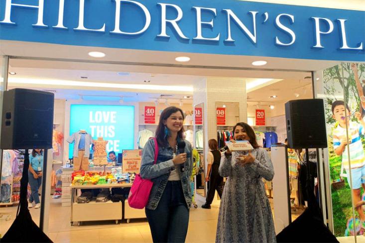 Kimberly Ryder (kiri) membagi kiatnya dalam memilih pakaian yang nyaman untuk kedua anaknya dalam acara The Children’s Place “Summer Fun Fest” di Senayan City Mall, Jakarta, Sabtu (29/6/24) Foto: Efa