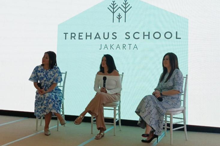 (ki-ka) Elizabeth Wu (Co-Founder, COO, dan Director of Schools, Trehaus), Dr. Elaine Kim (CEO dan Co-Founder Trehaus), Sabrina Tan (Co-Founder & Managing Partner of Trehaus School Jakarta) dalam acara peresmian Trehaus School Jakarta (Foto: Efa)