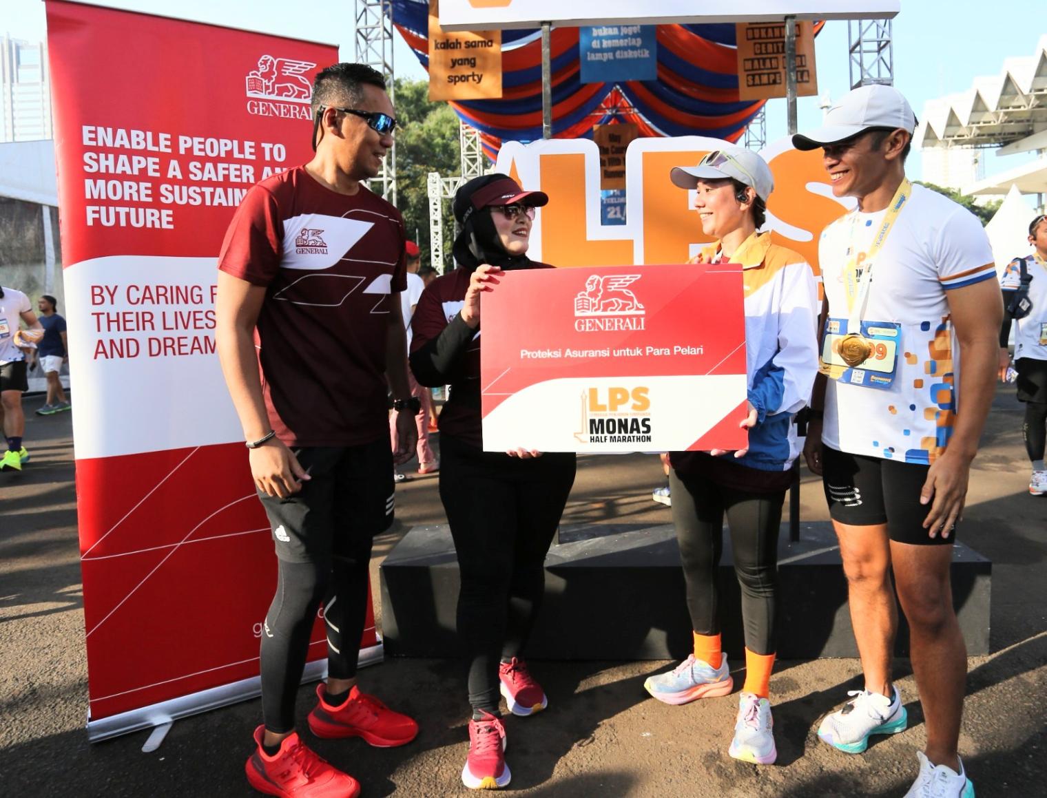 Manajemen Generali Indonesia, Arry B. Wibowo, Director Legal and Sharia Business dan Vivin Arbianti Gautama, Chief Marketing Officer (kiri) secara simbolis memberikan proteksi asuransi kepada perwakilan pelari (kanan) di Jakarta (Foto: Ist) 