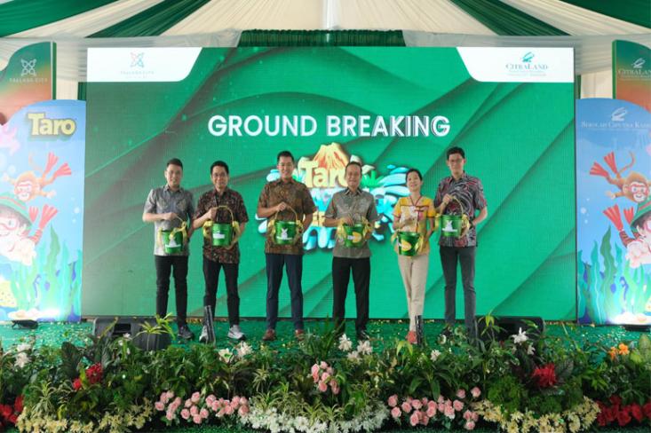 Seremonial ground breaking Taro Waterpark diwakili oleh Manajemen FKS Land, FKS Food Sejahtera, CitraLand Tallasa City, dan Sekolah Ciputra Kasih Makassar pada hari Rabu, 3 Juli 2024 di Tallasa City Makassar (Foto: Ist)