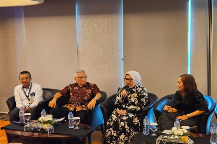 Ki-ka: dr. Amarudin, Prof. DR. dr. Hasan Sjahrir, Sp.N(K), Endah Ansoroedin, dan MC. Foto: Ist