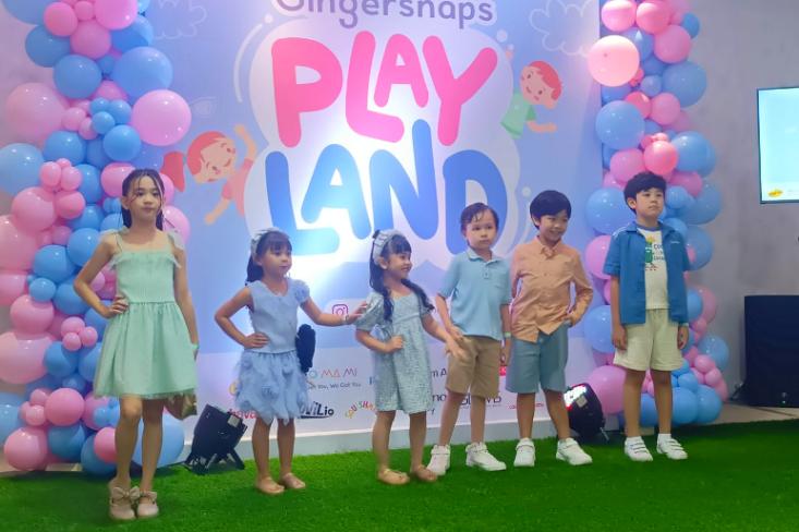 Anak-anak tampil percaya diri menampilkan koleksi Summer Sizzle Collection 2024 di ajang Gingersnaps Playland 2024, Sabtu, 6 Juli 2024 (Foto: Efa)