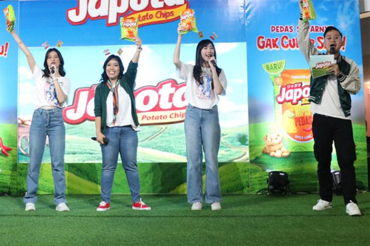 Peluncuran snack keripik kentang Japota Nipis Pedas bersama JKT48 di Solo (Foto: Ist)