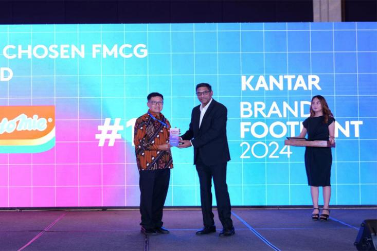 Head of Corporate Communications, Stefanus Indrayana, menerima penghargaan yang diberikan oleh Kantar. Foto: Ist