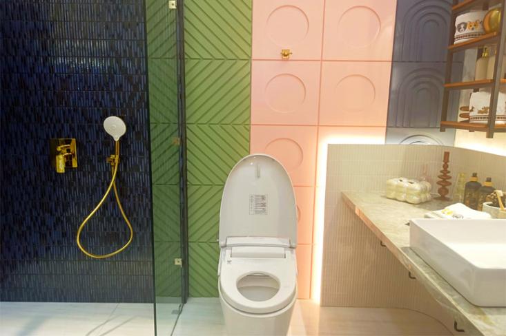 Salah satu sisi kamar mandi anak yang diwarnai dengan American Standard Color Series dalam “The House Within“ rumah dalam mall Arief Muhammad di Senayan City, Jakarta (Foto: Efa)