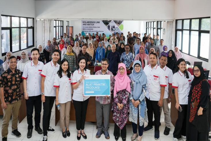 Yayasan WINGS Peduli berkolaborasi dengan SMKN 8 Bandung, wujudkan SDM siap kerja lewat pelatihan public speaking dan donasi alat praktik produksi (Foto: Ist)