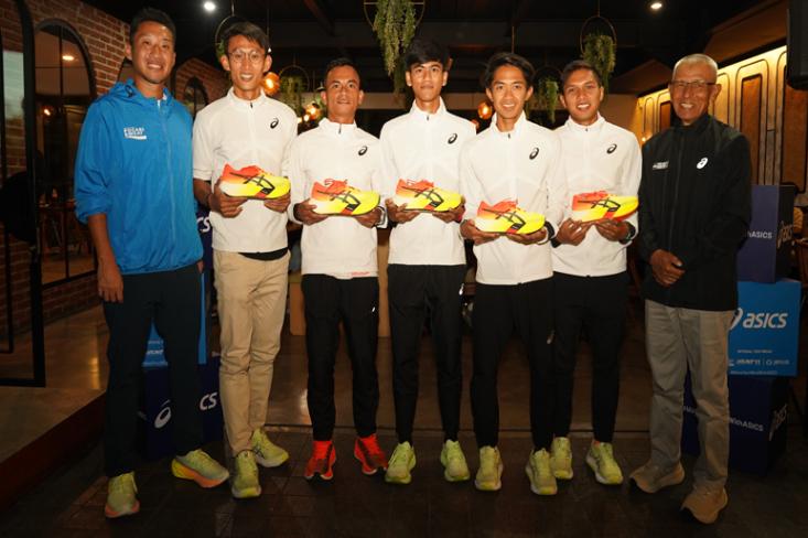 Sota Fukushima, President Director ASICS Indonesia bersama para Atlet ASICS Indonesia dan Wita Witarsa, Pelatih Atletik Nasional Jarak Jauh (Foto : Ist)