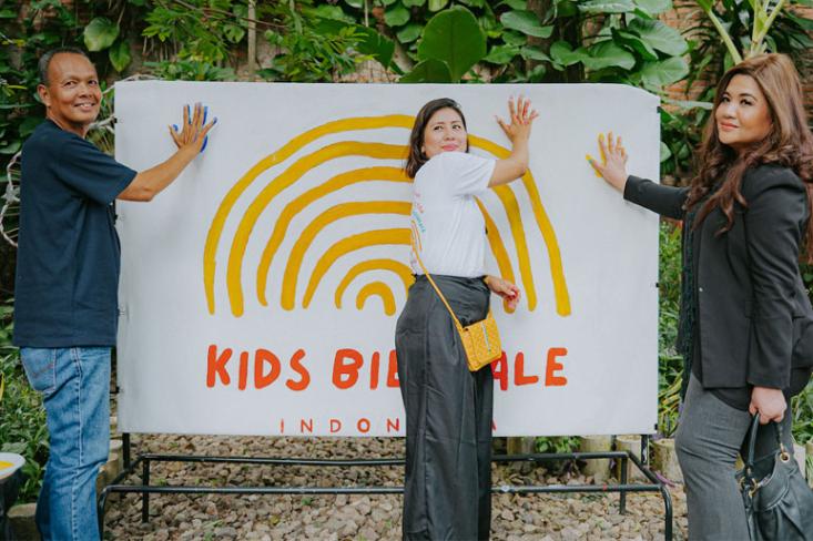 (ki-ka) Ir. FB. Didiek Santosa, Gie Sanjaya, serta Cornelia Agatha, S.H., M.H dalam acara konferensi pers Road To Kids Biennale Indonesia sekaligus pengumuman pendirian Yayasan Kids Biennale Indonesia, Sabtu, 20 Juli 2024 di Jakarta (Foto: Ist)