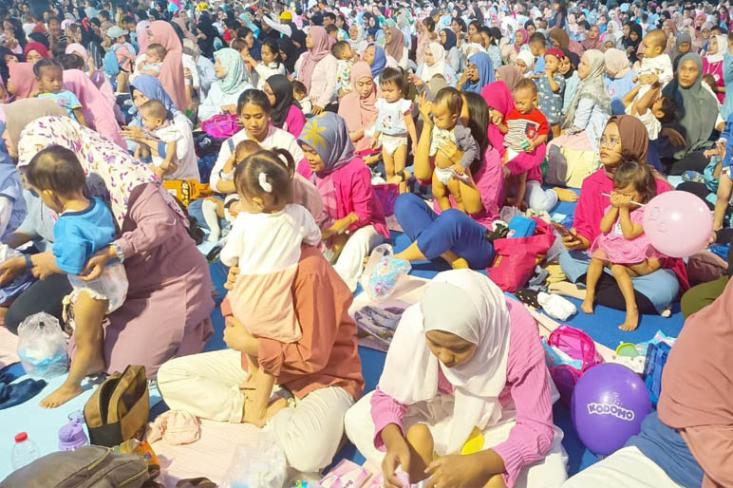 Baby Happy Diapers meluncurkan kampanye Gerakan Anti Ruam ditandai dengan 1000 (seribu) bayi ganti popok serentak di Jakarta dan berhasil cetak rekor MURI, Selasa, 23 Juli 2024 (Foto: Efa)