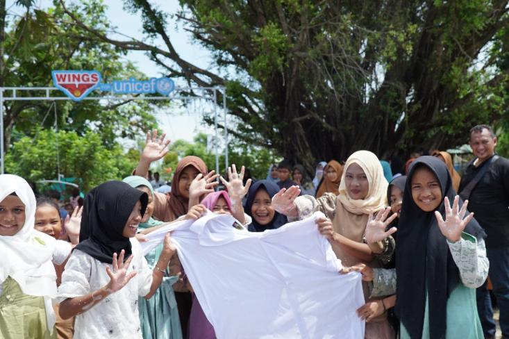 Momen keseruan lomba cuci pakaian bersama dalam kegiatan program WINGS for UNICEF melalui kampanye Generasi Bersih Sehat (Foto: Ist)