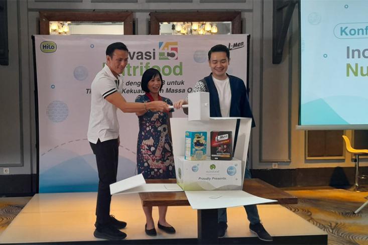 Ki-ka: Fernando Surya (Winner L-Men of The Year 2006), Susana (Head of Strategic Marketing Nutrifood), dan Dr. Rudy Kurniawan, Sp.PD, MM, MARS, Dip.SN, DCD, FRSPH (Dokter Spesialis Penyakit Dalam). Foto: Novi