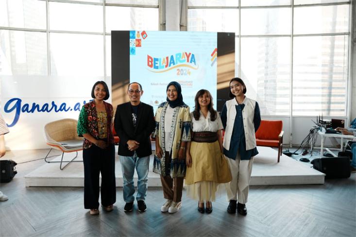 Ki-ka: Yulia Indriati (Sekolah.mu), Miftahuddin Amin (Wardah), Najelaa Shihab (Inisiator SMSG), Tita Djumaryo (Ganara Art), dan Dere (penyanyi muda). Foto: Ist