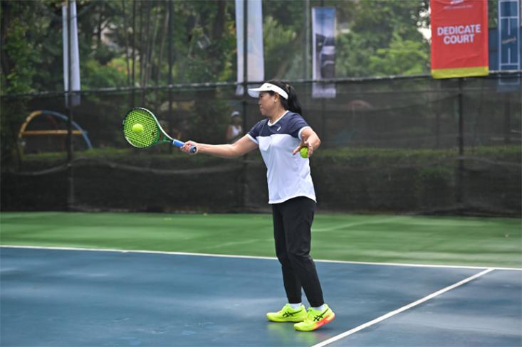 Yayuk Basuki saat Tennis Clinic di acara ASICS Community Slam 2024 pada Sabtu 03 Agustus di Lapangan Tenis Hotel Sultan Jakarta. Foto: Ist