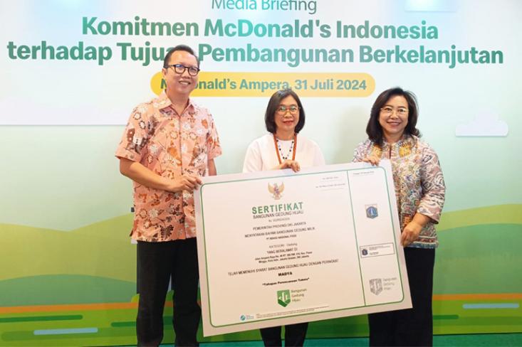 (ki-ka) Ronni Rombe, Dian Irawati dan Ratna Wirahadikusumah menunjukkan sertifikat simbolis Bangunan Gedung Hijau (BGH) yang diperoleh McDonald’s Indonesia (Foto: Efa)