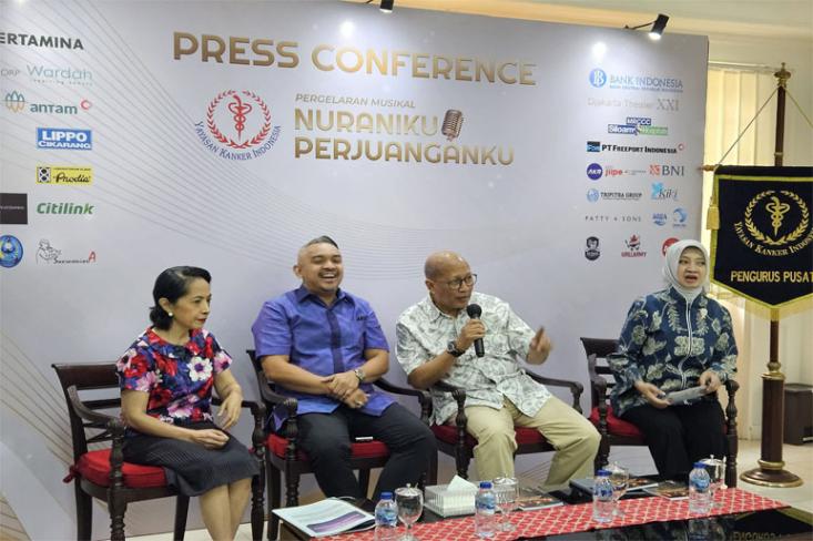 Ki-ka: Poppy Hayono Isman, Muhamad Reza Irawan, Prof. DR. dr. Aru Wisaksono Sudoyo, SpPD-KHOM, FINASIM, FACP., dan Pratiwi Astar (Humas YKI sebagai Moderator). Foto: Emerson PR